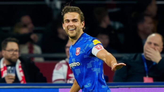 FC Twente passeert Ajax door winst in Amsterdam • NEC
