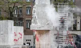 Het monument op de Dam is beklad met rode verf. Later op de dag vindt op de Dam de Nationale Dodenherdenking plaats.
