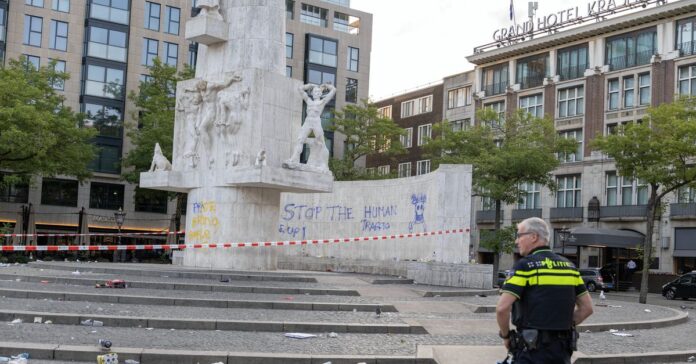 Nationaal Monument op de Dam beklad, twee mannen aangehouden